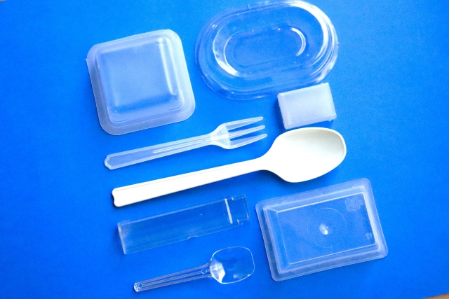 プラスチック容器の目視や梱包