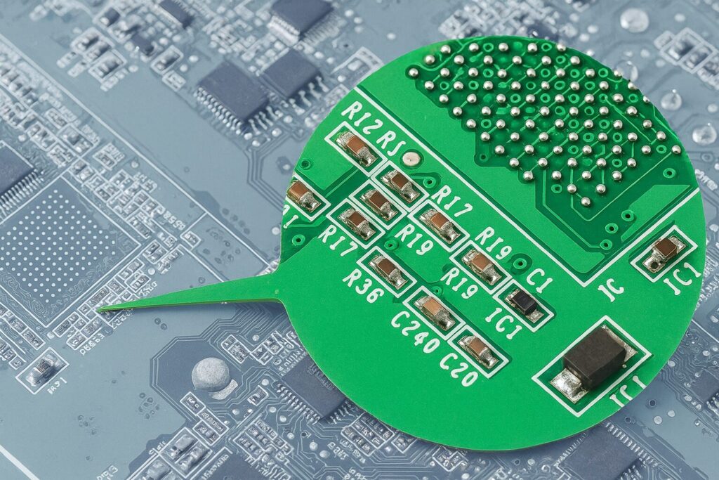 スマホ・パソコン用小型部品の製造