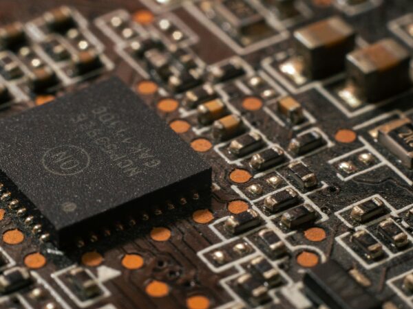 ＼未経験OK＊ 電子基板をつくる製造マシンのオペレーター／