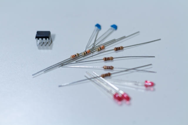 セラミックコンデンサ製造における各工程のマシンオペレータ―および測定・検査等の付随業務