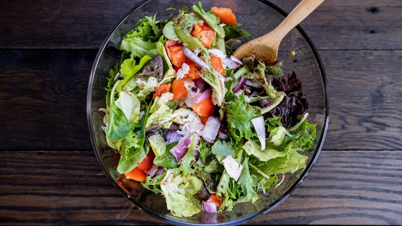 パックサラダのカット・袋詰め作業