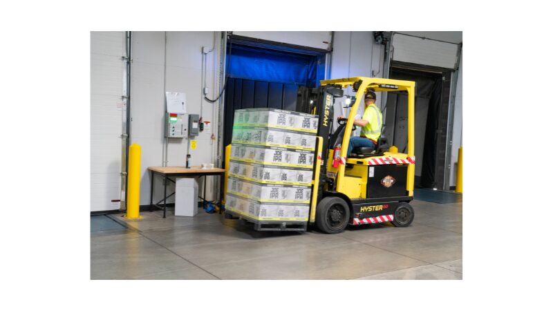 フォークリフトでの運搬作業