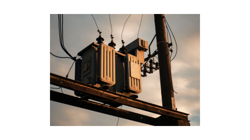 変圧器ケースの溶接補助作業