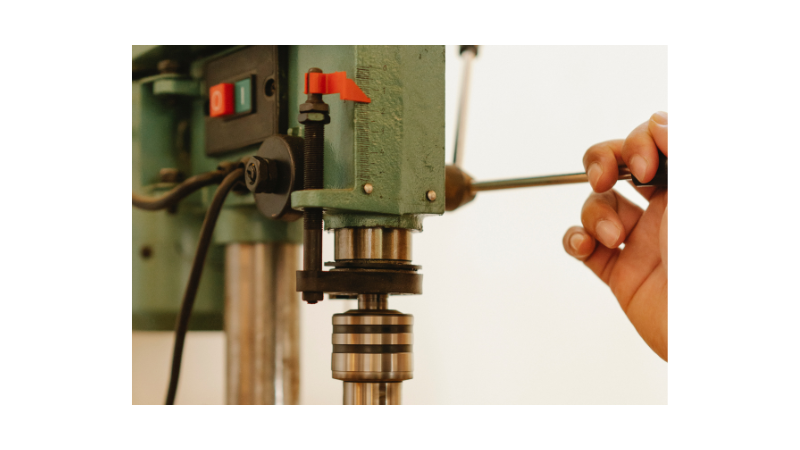 金属ﾌﾟﾚｽ製品製造業/自動プレス機のオペレーター作業