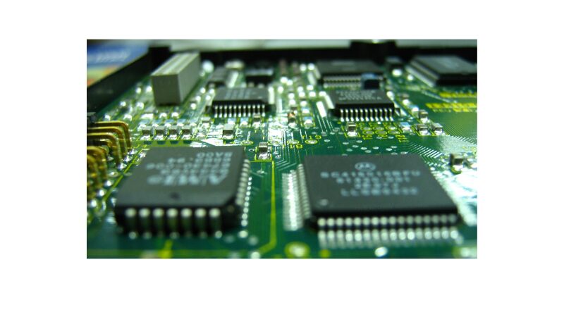 電子部品の製造(機械オペレーター、顕微鏡検査、運搬、使用設備の清掃等）