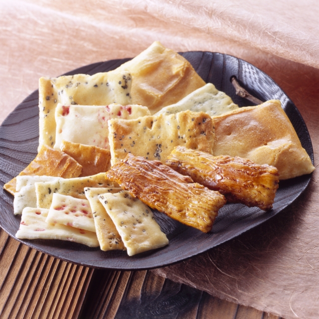 米菓の製造。機械操作や検品、梱包など